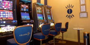 poker online download page showing Android and iOS install options for Philippines players